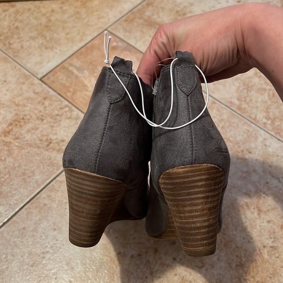 EUC Womens Grey Ankle Boots Wedge Bootoes Grey Size 8 by Report - Picture 4 of 6